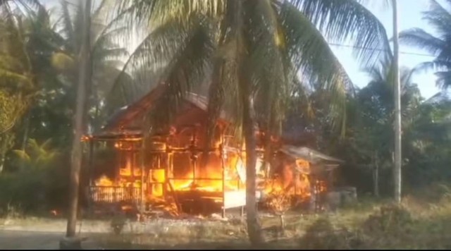 Kebakaran rumah warga di Sekalau, Kabupaten Sambas. Foto: Dok, Instagram @sambasinformasi