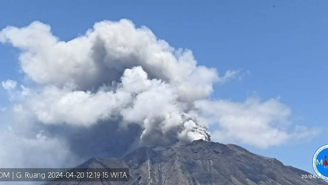 Terjadi erupsi Gunung Ruang pada Sabtu (20/4/2024), pukul 12:15 WITA tinggi kolom abu teramati kurang lebih 250 m di atas puncak. Foto: X/@PVMBG_