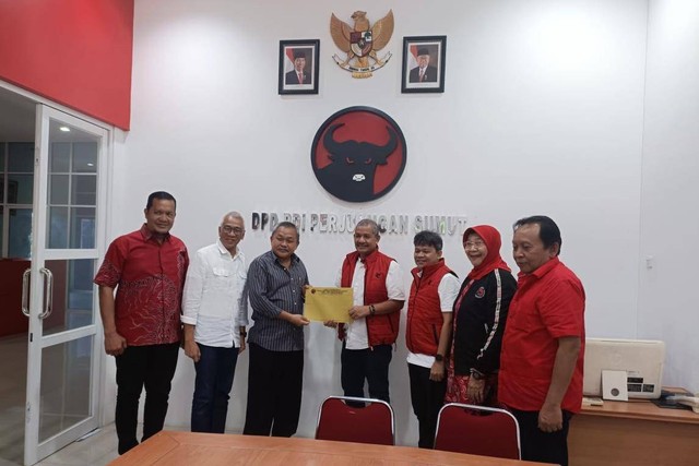 Tim eks Gubernur Sumut Edy Rahmayadi mengambil formulir pendaftaran Pilgub Sumut 2024 di Kantor DPD PDIP Sumut pada Sabtu (21/4/2024) Foto: Dok. Istimewa