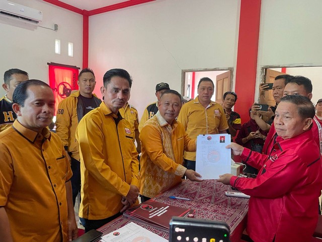 Heri Jambri ketika menyerahkan berkas pendaftaran calon Bupati Sintang ke DPC PDIP Sintang. Foto: Yusrizal/Hi! Pontianak