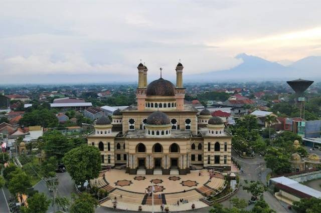 Ilustrasi peninggalan sejarah di indonesia yang bercorak islam, sumber foto: AL FARIZ by pexels.com