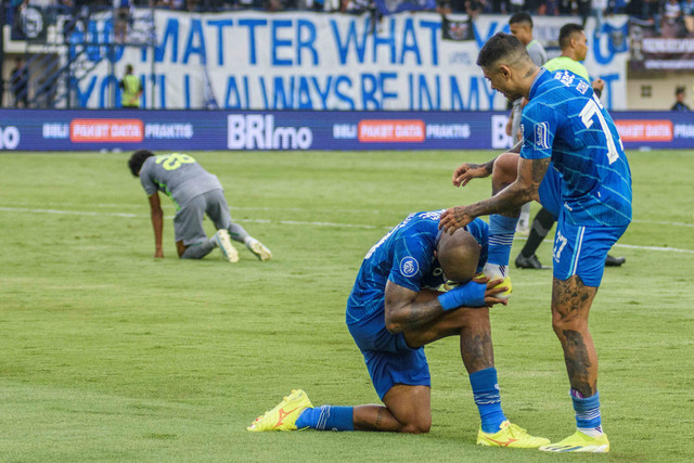 Pesepak bola Persib Bandung David Da Silva (kiri) mencium kaki rekannya Ciro Alves (kanan) saat seleberasi usai mencetak gol ke gawang Persebaya Surabaya pada pertandingan lanjutan BRI Liga 1 di Stadion Si Jalak Harupat, Kabupaten Bandung, Jawa Barat Foto: Novrian Arbi/ANTARA FOTO