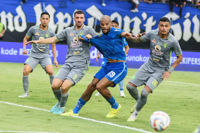 Pesepak bola Persib Bandung David Da Silva (kedua kanan) berebut bola dengan dua pesepak bola Persebaya Surabaya Dusan Stevanovic (kedua kiri) dan Silva Paixao Victor (kanan) saat pertandingan lanjutan BRI Liga 1 di Stadion Si Jalak Harupat Foto: Novrian Arbi/ANTARA FOTO