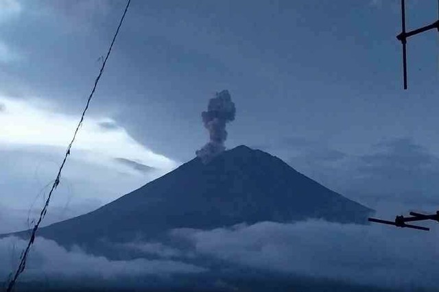 Gunung Semeru erupsi. Foto: Dok X@PVMBG_