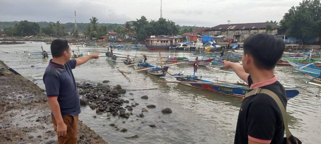 Lokasi nelayan meninggal dunia akibat tersambar petir di sekitar laut Selalaw, Pelabuhan Kuala Stabas, Kelurahan Pasar Krui, Pesisir Barat, Jumat (19/4). | Foto: Dok Polres Pesisir Barat