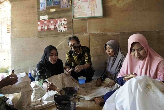 Lembaga Pembiayaan Ekspor Indonesia (LPEI) melakukan pendampingan kepada perajin batik aromaterapi yang menjadi ciri khas Madura. Foto: Dok. LPEI