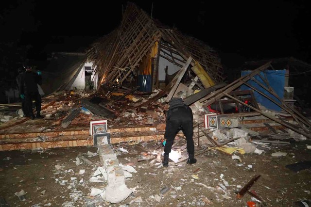 Salah satu rumah warga hancur usai petasan meledak di Desa Sembilangan, Kabupaten Bangkalan, Jumat (19/4/2024)  Foto: Dok. Polres Bangkalan