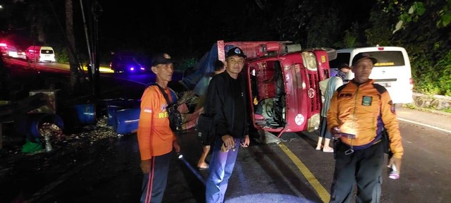 Truk iklan terguling di Jember Foto: Dok. mili.id