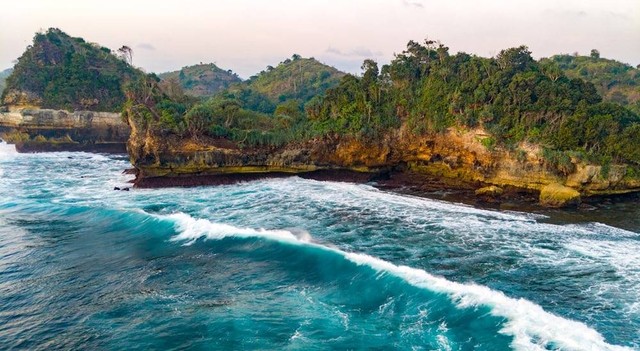 Foto Hanya Ilustrasi Pantai Ungapan, Bukan Tempat Sebenarnya. Sumber Unsplash/Nanda Firdaus