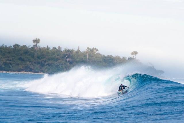 Spot surfing terbaik di dunia. Foto hanyalah ilustrasi, bukan tempat yang sebenarnya. Sumber: Unsplash/Jeremy Bishop