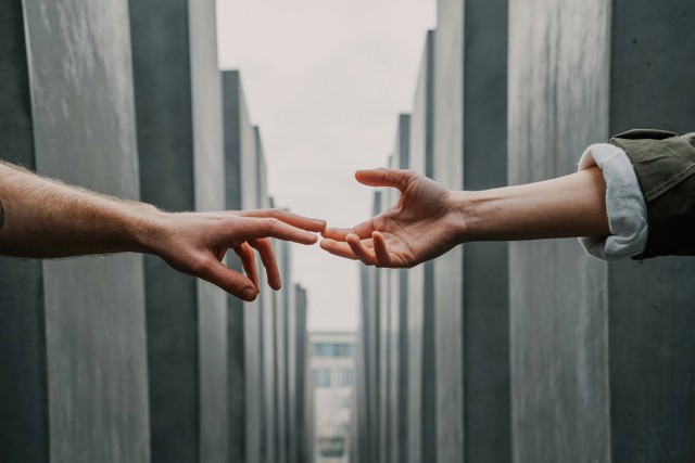 Ilustrasi Jelaskan Makna Berbaik Sangka. Sumber: Foto Unsplash/Toa Heftiba
