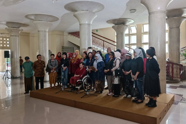Sivitas akademika perempuan Universitas Gadjah Mada (UGM) menyampaikan pernyataan sikap dalam acara bertajuk "Kartini Bangkit: Mengawal Putusan MK untuk Demokrasi Indonesia" di Balairung, UGM, Minggu (21/4/2024). 
 Foto: Arfiansyah Panji Purnandaru/kumparan