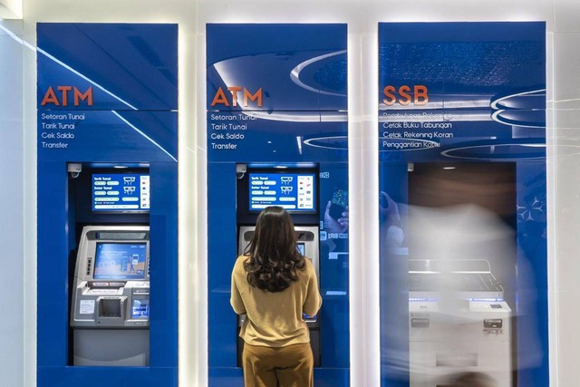 Ilustrasi setor tunai ATM BRI. Foto: Dok. BRI