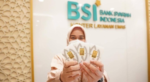 Petugas layanan emas BSI sedang menunjukkan logam mulia di salah satu konter layanan emas BSI di Jakarta. Foto: dok. BSI