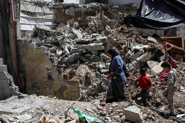 Warga Palestina memeriksa kerusakan sebuah rumah setelah pasukan Israel melakukan penggerebekan di kamp Nur Shams terhadap pengungsi Palestina di Tepi Barat (21/4/2024) Foto: Ronaldo Schemidt/AFP