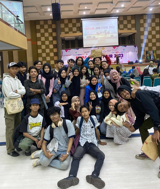 Photo bersama dengan mahasiswa baru  di kegiatan Seminar JOB FAIR 2023. Foto : Agil Sabrina