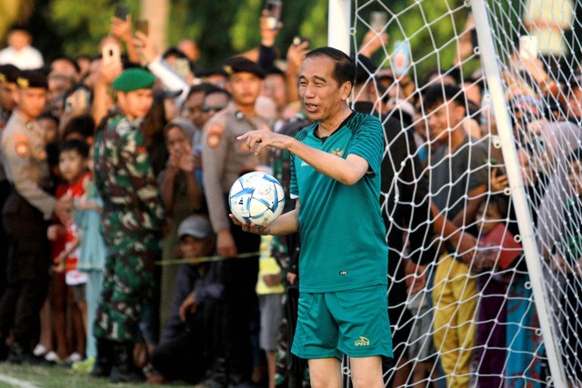 Presiden Joko Widodo menjadi kiper pada pertandingan persahabatan di Lapangan Kompi Bantuan, Kota Gorontalo, Gorontalo, Minggu (21/4/2024). Foto: Adiwinata Solihin/Antara Foto