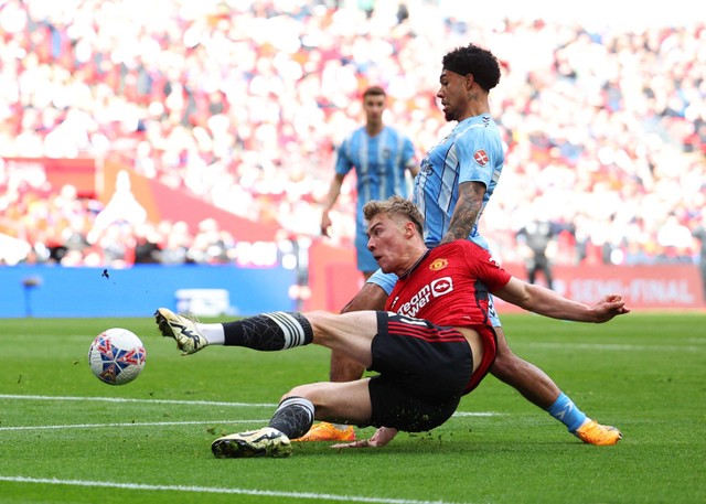 Rasmus Hojlund dari Manchester United beraksi bersama Milan van Ewijk dari Coventry City  Foto: Toby Melville/Reuters