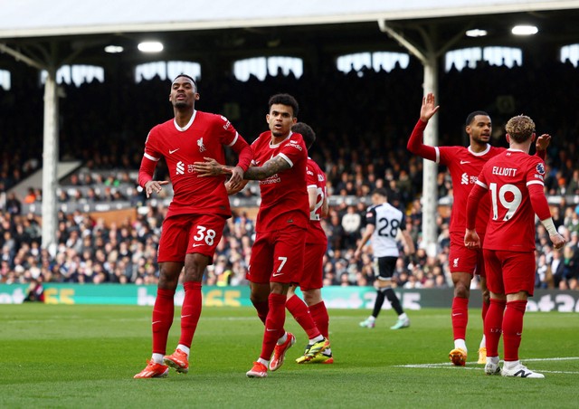 Ryan Gravenberch dari Liverpool merayakan gol kedua mereka bersama Luis Diaz Foto: Andrew Boyers/Reuters
