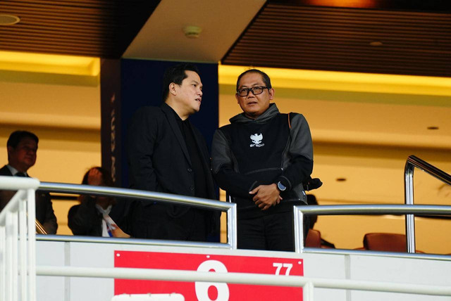 Ketum PSSI, Erick Thohir, bersama Ketua BTN, Sumardji, nonton laga Timnas U-23 Indonesia vs Yordania U-23 dalam matchday ketiga Grup A Piala Asia U-23 2024 di Abdullah bin Khalifa Stadium, Doha, Qatar, pada Minggu (21/4) malam WIB. Foto: PSSI