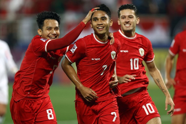 Selebrasi Witan Sulaeman, Marselino Ferdinan & Justin Hubner saat laga Timnas U-23 Indonesia vs Yordania U-23 dalam matchday ketiga Grup A Piala Asia U-23 2024 di Abdullah bin Khalifa Stadium, Doha, Qatar, pada Minggu (21/4/2024) malam WIB. Foto: AFP/Karim Jaafar