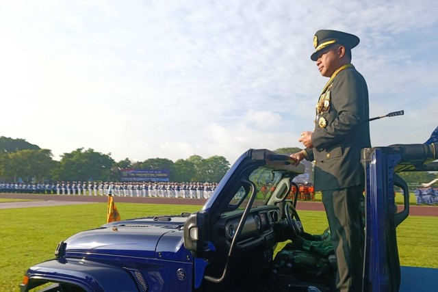 Panglima TNI Jenderal Agus Subiyanto bertindak sebagai inspektur upacara di puncak perayaan hari ulang tahun (HUT) ke-78 di Akademi Angkatan Udara (AAU) di Daerah Istimewa Yogyakarta (DIY), Senin (22/4/2024). Foto: Arfiansyah Panji Purnandaru/kumparan