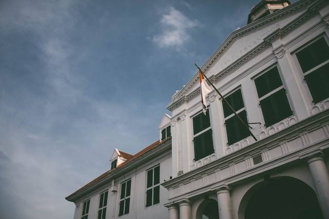 Kota Tua Padang. Foto hanyalah ilustrasi, bukan tempat yang sebenarnya. Sumber: Unsplash/Pradamas Gifarry