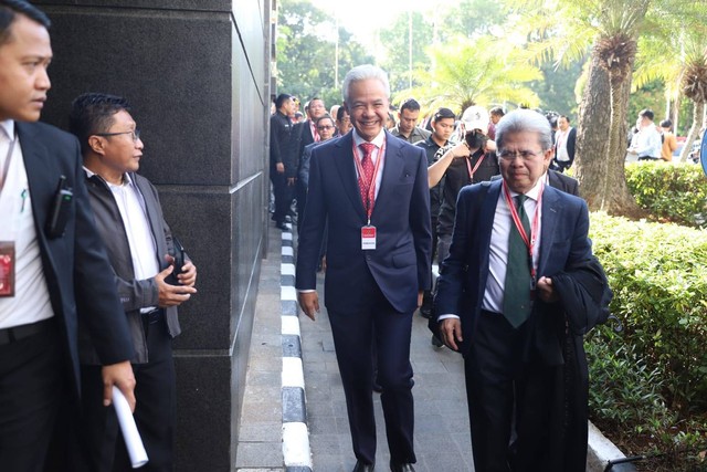 Paslon 03 Ganjar Pranowo dan Mahfud MD bersama Tim Hukum tiba jelang putusan sengketa Pilpres 2024 di Mahkamah Konstitusi (MK), Jakarta, Senin (22/4/2024). Foto: Iqbal Firdaus/kumparan