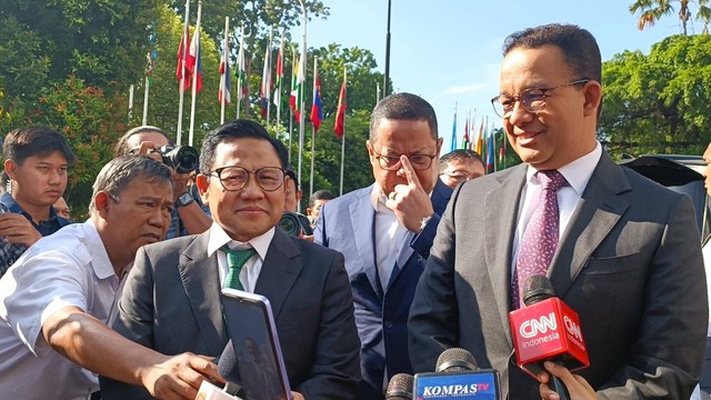 Paslon 01 Anies Baswedan dan Muhaimin Iskandar tiba jelang putusan sengketa Pilpres 2024 di Mahkamah Konstitusi (MK), Jakarta, Senin (22/4/2024). Foto: Hedi/kumparan