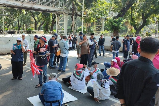 Massa pendukung paslon nomor urut 01 Anies-Muhaimin mulai berkumpul di Kawasan Patung Kuda, Jakarta, Senin (22/4/2024). Foto: Rachmadi Rasyad/kumparan