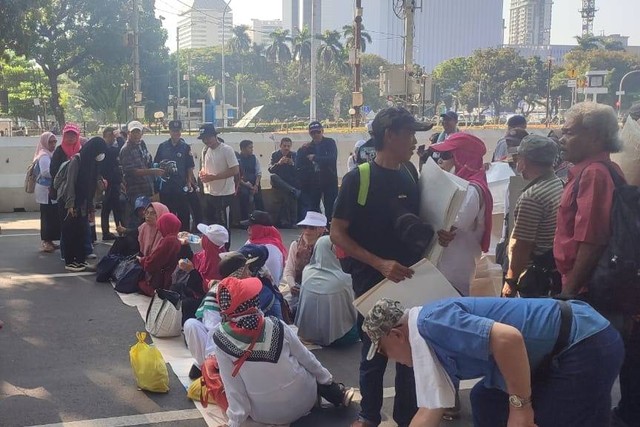 Massa pendukung paslon nomor urut 01 Anies-Muhaimin mulai berkumpul di Kawasan Patung Kuda, Jakarta, Senin (22/4/2024).
 Foto: Rachmadi Rasyad/kumparan