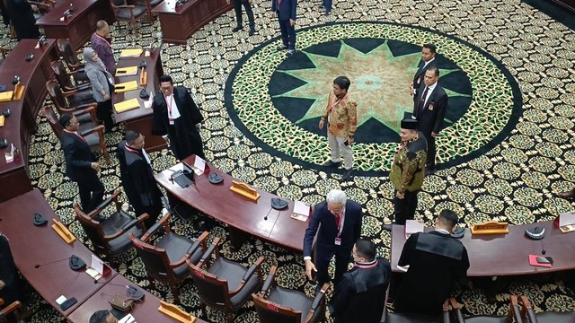 Paslon 03 Ganjar Pranowo dan Mahfud MD menyelami kuasa hukum 02, KPU, dan Bawaslu jelang putusan sengketa Pilpres 2024 di Mahkamah Konstitusi (MK), Jakarta, Senin (22/4/2024). Foto: Hedi/kumparan