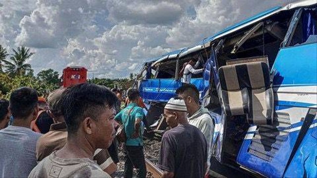 Bus asal Lampung terseret kereta hingga 50 meter di Sumatra Selatan, Minggu (21/4/2024) | Foto: ist