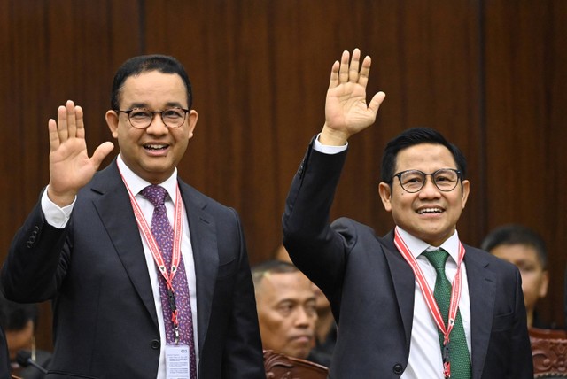 Calon presiden dan calon wakil presiden nomor urut 1 Anies Baswedan dan Muhaimin Iskandar hadir dalam sidang putusan perselisihan hasil Pilpres 2024 di Gedung Mahkamah Konstitusi, Jakarta, Senin (22/4/2024). Foto: M Risyal Hidayat/ANTARA FOTO