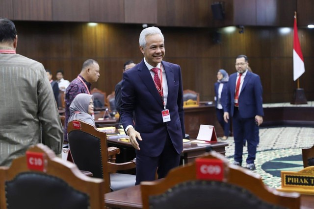 Calon presiden nomor urut 3 Ganjar Pranowo tiba jelang sidang putusan perselisihan hasil Pilpres 2024 di Gedung Mahkamah Konstitusi, Jakarta, Senin (22/4/2024). Foto: Iqbal Firdaus/kumparan