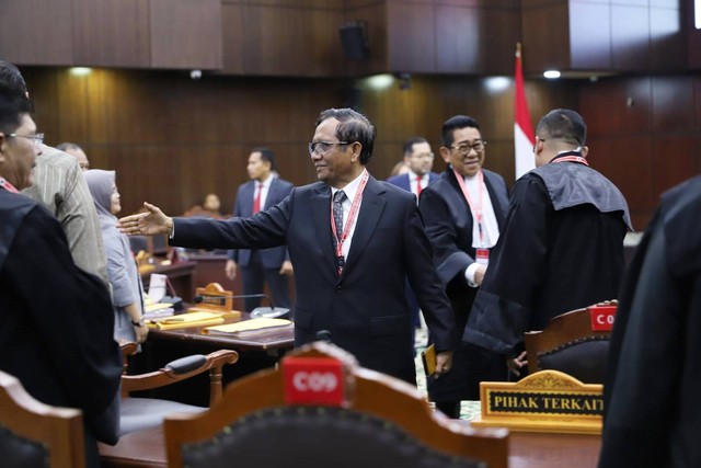 Calon wakil presiden nomor urut 3 Mahfud MD tiba jelang sidang putusan perselisihan hasil Pilpres 2024 di Gedung Mahkamah Konstitusi, Jakarta, Senin (22/4/2024). Foto: Iqbal Firdaus/kumparan