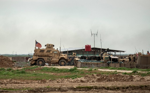 Kendaraan militer AS di pangkalan militer Rumaylan (Rmeilan) di provinsi Hasakeh, Suriah, pada 6 Maret 2020. Foto: Delil SOULEIMAN / AFP