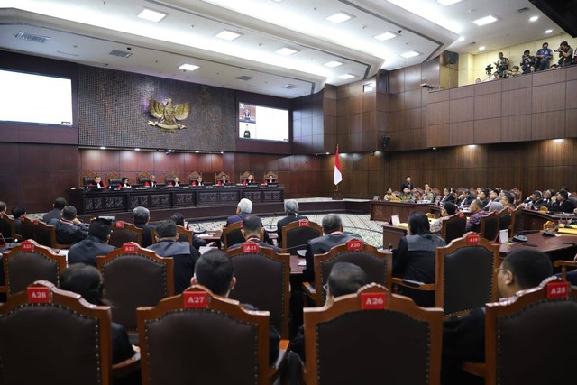 Hakim Mahkamah Konstitusi memimpin jalannya sidang putusan perselisihan hasil Pemilu (PHPU) atau Pilpres 2024 di Gedung Mahkamah Konstitusi, Jakarta, Senin (22/4/2024). Foto: Iqbal Firdaus/kumparan