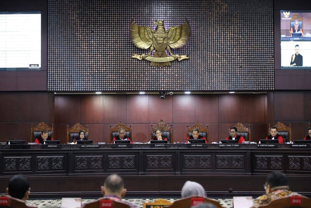 Hakim Mahkamah Konstitusi memimpin jalannya sidang putusan perselisihan hasil Pemilu (PHPU) atau Pilpres 2024 di Gedung Mahkamah Konstitusi, Jakarta, Senin (22/4/2024). Foto: Iqbal Firdaus/kumparan
