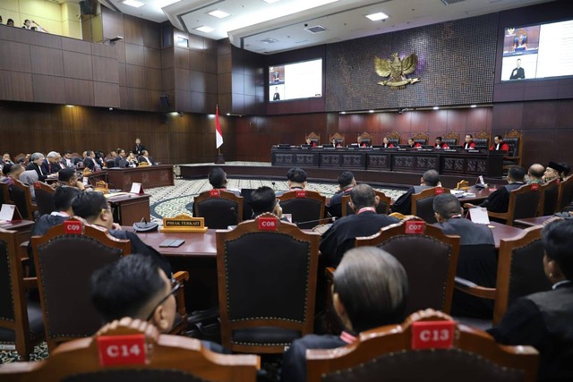 Hakim Mahkamah Konstitusi memimpin jalannya sidang putusan perselisihan hasil Pemilu (PHPU) atau Pilpres 2024 di Gedung Mahkamah Konstitusi, Jakarta, Senin (22/4/2024). Foto: Iqbal Firdaus/kumparan