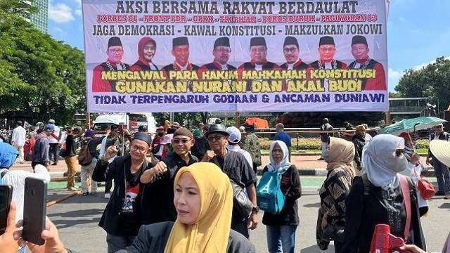 Ratusan demonstran memadati kawasan di sekitar Patung Arjuna Wijaya, beberapa ratus meter dari Gedung Mahkamah Konstitusi, Jakarta Pusat, menjelang sidang putusan sengketa Pilpres 2024 di MK, Senin (22/04).