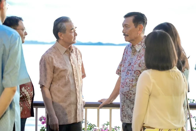Menko Bidang Kemaritiman dan Investasi Luhut Binsar Pandjaitan bersama Menteri Luar Negeri China Wang Yi di Labuan Bajo, Sabtu (20/4/2024). Foto: Instagram @luhut.pandjaitan