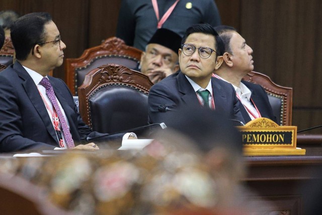 Paslon 01 Anies Baswedan dan Muhaimin Iskandar mendengarkan Hakim MK membacatan putusan sengketa Pilpres 2024 di Mahkamah Konstitusi (MK), Jakarta, Senin (22/4/2024).
 Foto: Iqbal Firdaus/kumparan
