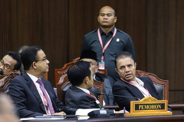 Paslon 01 Anies Baswedan dan Muhaimin Iskandar mendengarkan Hakim MK membacatan putusan sengketa Pilpres 2024 di Mahkamah Konstitusi (MK), Jakarta, Senin (22/4/2024).
 Foto: Iqbal Firdaus/kumparan