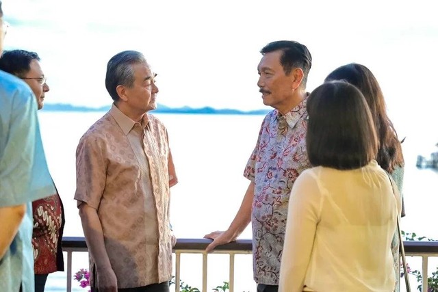 Menko Bidang Kemaritiman dan Investasi Luhut Binsar Pandjaitan bersama Menteri Luar Negeri China Wang Yi di Labuan Bajo, Sabtu (20/4/2024). Foto: Instagram/@luhut.pandjaitan