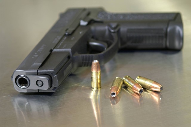 Ilustrasi pistol SIG Sauer. Foto: Shutterstock