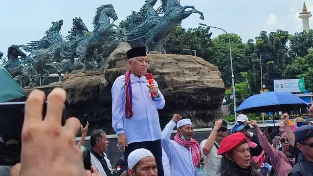 Din Syamsuddin berorasi terkait sidang putusan perselisihan hasil pemilihan umum (PHPU) Pilpres 2024 di Patung Kuda, Jakarta, Senin (22/4/2024). Foto: Rachmadi Rasyad/kumparan