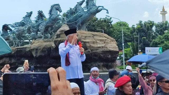 Din Syamsuddin berorasi terkait sidang putusan perselisihan hasil pemilihan umum (PHPU) Pilpres 2024 di Patung Kuda, Jakarta, Senin (22/4/2024). Foto: Rachmadi Rasyad/kumparan