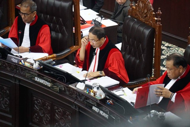 Ketua Mahkamah Konstitusi (MK) Suhartoyo (tengah) memimpin jalannya sidang putusan perselisihan hasil Pemilu (PHPU) atau Pilpres 2024 di Gedung Mahkamah Konstitusi, Jakarta, Senin (22/4/2024). Foto: Iqbal Firdaus/kumparan