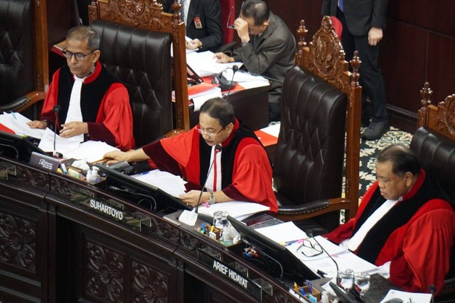 Ketua Mahkamah Konstitusi (MK) Suhartoyo (tengah), Saldi Isra (kiri), Arief Hidayat (kanan) di Gedung Mahkamah Konstitusi, Jakarta, Senin (22/4/2024). Foto: Iqbal Firdaus/kumparan